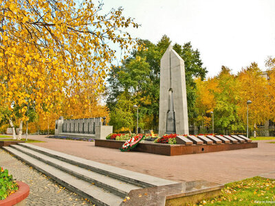 Мемориал Славы в Сургуте — комплекс памятников, сооружений и объектов, отражающих историю города. Некоторые элементы мемориала:Стела «Борцам за Советскую власть». Монумент посвящён памяти жертв крестьянского восстания в Сургутском уезде в 1921 году. Композиция «Сургутянам, павшим на фронтах Великой Отечественной войны». Состоит из 16 двусторонних мемориальных плит, на которых увековечены имена 1345 сургутян, погибших в годы войны. Вечный огонь, зажжённый в 1975 году. Каменная часовня, возведённая в 1995 году и символизирующая Свято-Троицкую церковь, которая находилась на этом месте до начала 1930-х годов. Памятник «Солдату — победителю Великой Отечественной войны», установленный в 2025 году. Бронзовая скульптура высотой 2,5 метра стоит на гранитном пьедестале в форме пятиконечной звезды. Адрес: сквер «Мемориал Славы», ул. Гагарина. В 2025 году в торжественной обстановке на мемориале заложили капсулы с землёй с мест сражений Великой Отечественной войны — Мамаева кургана и Брестской крепости. 