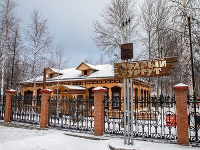 «Старый Сургут» — историко-этнографический комплекс в Сургуте, воссоздающий облик города на рубеже XIX–XX веков. на территории собрано 14 деревянных домов — копий или реконструкций старинных построек, которые ранее находились в различных районах Сургута. Также здесь есть храм «Во имя Всех Святых в земле Сибирской Просиявших», выполненный в традициях северного русского деревянного зодчества.