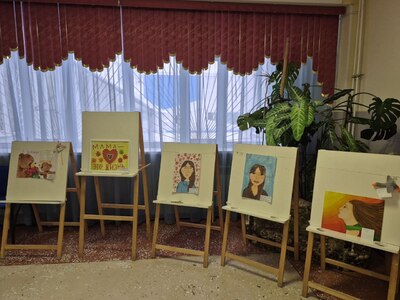 Выставка рисунков ко Дню Матери 2025 1 этаж, 2 корпуса