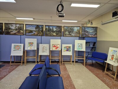 Выставка рисунков ко Дню Матери 2025 1 этаж, 2 корпуса