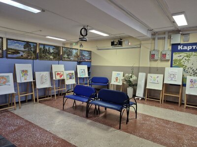 Выставка рисунков ко Дню Матери 2025 1 этаж, 2 корпуса