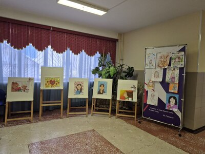 Выставка рисунков ко Дню Матери 2025 1 этаж, 2 корпуса