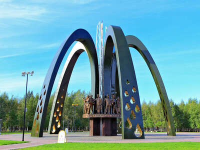 В Сургуте есть памятник «Трудовому подвигу поколений нефтяников Сургутнефтегаза». Скульптурная композиция расположена на площади Нефтяников, где находились дворец культуры «Нефтяник» и Универсальная библиотека открытого акционерного общества «Сургутнефтегаз». Адрес: г. Сургут, ул. Энтузиастов, д. 36. Символизирует бьющий из недр земли фонтан нефти, струи которого разлетаются в разные стороны золотыми каплями (ведь нефть принято называть «чёрным золотом»). В центре размещены 11 бронзовых фигур — представители разных профессий: геолог, геодезист, электромонтёр, бурильщики, инженер, строитель, водитель, повар, оператор по добыче нефти и газа, сварщик.Золотыми буквами на радиальной площадке выполнена надпись: «Трудовому подвигу поколений нефтяников Сургутнефтегаза».