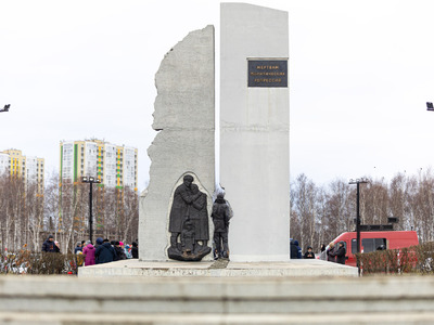 Памятник жертвам политических репрессий в Сургуте расположен на территории бывшего рыбоконсервного комбината на Чёрном мысе, на набережной реки Обь. Он был открыт 18 октября 2018 года. Мемориал представляет собой композицию из двух вертикальных стел высотой 9 метров, которые расколоты пополам. На одной из них изображена семья спецпереселенцев, а с другой стороны монумента установлена бронзовая фигура мужчины в сапогах и полушубке.