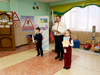 Утренняя линейка по понедельникам для учащихся 1-4 классов