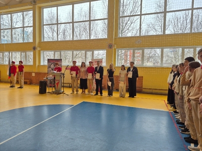 Утренняя линейка по понедельникам для учащихся старших классов