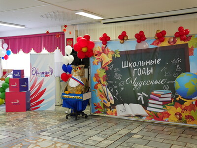 Холл 1 этажа в младшей школе