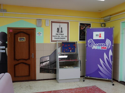 Холл 1 этажа в младшей школе (левое крыло)