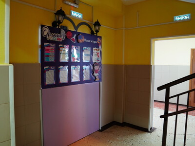 Холл 1 этажа в младшей школе (правое крыло)