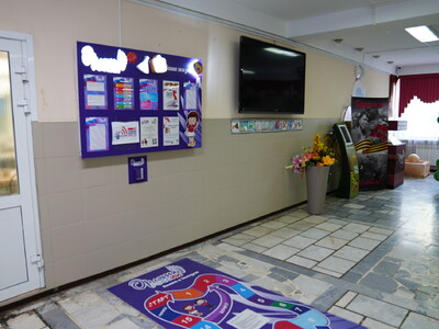 Холл 1 этажа в младшей школе