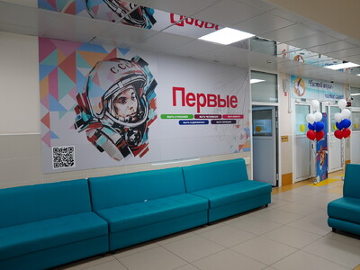 холл первого этажа в старшей школе