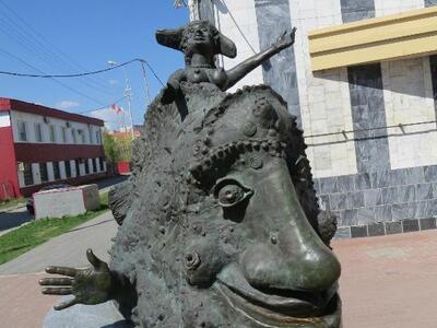 Памятник улыбке в Сургуте — это скульптура, изображающая рыбу с человеческим лицом и растопыренными руками, на спине которой восседает русалка в шапке-ушанке. Адрес: улица 30 лет Победы, 21/2, рядом с музейным центром. Дата установки: 2006 год. Автор: художник-карикатурист Олег Дергачёв. Легенда, на основе которой создан памятник, гласит: «В славном городе Сургуте живёт мудрая и весёлая рыба. Она смешит речных жителей и шутит над щуками и волками, не зная страха. Русалка рассказывает свои анекдоты людям, и всем становится весело и легко жить. Если даже рыба улыбается, то и нам грустить незачем»