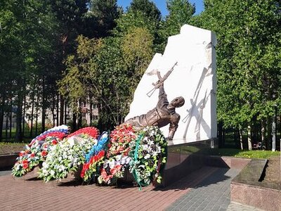 Памятник воинам-интернационалистам расположен в сквере «Центральный» на пересечении улиц Майской и Энергетиков. Посвящён памяти сургутян, павших в боевых действиях в горячих точках. Памятник открыт 3 октября 1998 года по инициативе общественной организации ветеранов боевых действий «Саланг». Авторы проекта: скульптор П. Любимов, художник К. Сопричан, архитекторы Н. Мазуренко и В. Унжаков.Надпись на гранитном постаменте гласит: «ПОМОЛЧИМ У ИСТОРИИ, БРОНЗОЮ СТАВШЕЙ. ЭТО — ОТ ВСЕХ ЖИВЫХ — ПАВШИМ!».