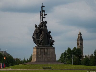 Памятник основателям Сургута — бронзовый монумент в честь основания города, открытый 12 июня 2002 года на площади 400-летия Сургута.

Основные характеристики:

Высота: 15 метров (с постаментом).

Материал: 40 тонн бронзы.

Создан: на литейном заводе в Санкт-Петербурге.

Авторы: скульпторы Л. Аристов, М. Сходадзе, А. Иванов; архитекторы Н. Соколов, С. Михайлов, В. Унжаков.

Композиция: Четыре шестиметровые фигуры символизируют начала, заложенные в городе:

Князь Фёдор Борятинский — государственность.

Воевода Владимир Оничков — военную силу.

Казак-плотник — строителей-первопроходцев.

Священник — православную духовность.

Интересные факты:

Изначально фигур было три, священника добавили позже.

Памятник перевозили в четырёх частях.

В постаменте заложена капсула с посланием потомкам.