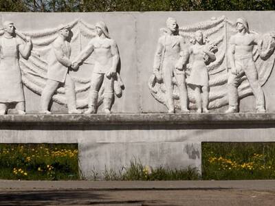 В Сургуте есть памятник «Мужеству рыбаков Сургута 1941–1945», посвящённый сургутским рыбакам и их подвигу во время Великой Отечественной войны. Место нахождения: Восточный район города, микрорайон 28б, на территории бывшего рыбоконсервного комбината, в зелёной зоне в конце аллеи. Автор проекта: главный художник города Сургута Виталий Гордой. Памятник установлен в 1972 году по инициативе сургутского краеведа Флегонта Яковлевича Показаньева