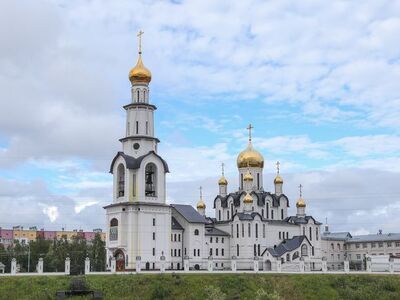 Храм Преображения Господня в Сургуте — православный храм, второй кафедральный собор Ханты-Мансийской епархии.Адрес: Ханты-Мансийский автономный округ — Югра, Сургут, улица Мелик-Карамова, 76. Архитектурно собор представляет собой крестовидное в плане сооружение, увенчанное тринадцатью золочёными куполами. Высота колокольни — 63,8 метра. Стены храма украшены мозаичными иконами с ликами святых, выполненными из итальянской смальты. При соборе функционируют: воскресные школы для детей и взрослых, общество «Трезвение», Сургутская школа звонарей и православная гимназия во имя Святителя Николая Чудотворца.