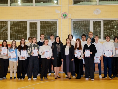 Утренняя линейка по понедельникам для учащихся старших классов