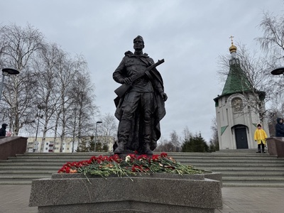 Памятник «Солдат-победитель Великой Отечественной войны» установлен на Мемориале славы Сургута со стороны улицы Гагарина. Торжественная церемония открытия состоялась 16 апреля 2025 года в преддверии 80-летия Победы со дня окончания войны